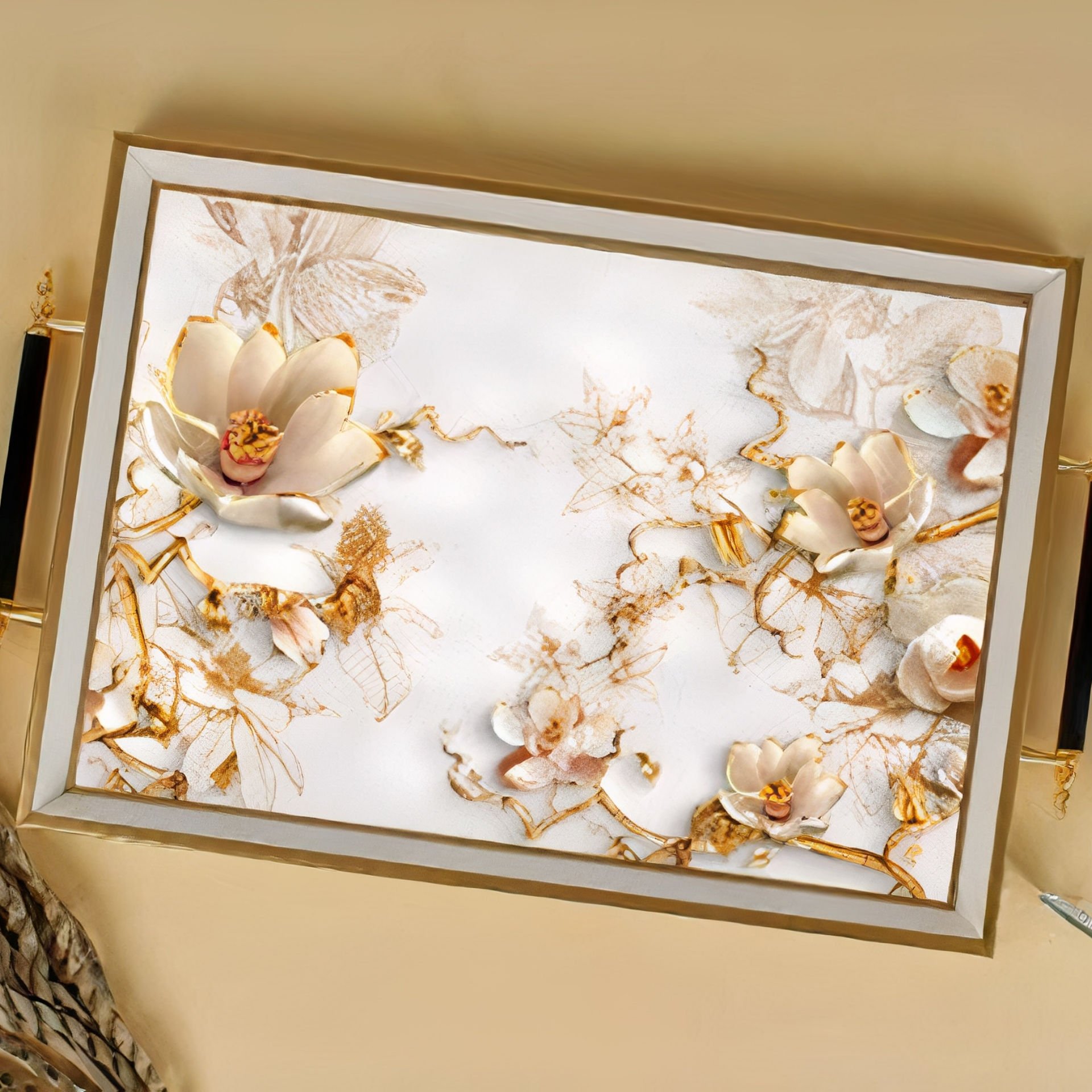 Gold Çerçeveli Beyaz Çiçek Desenli Dekoratif Tepsi