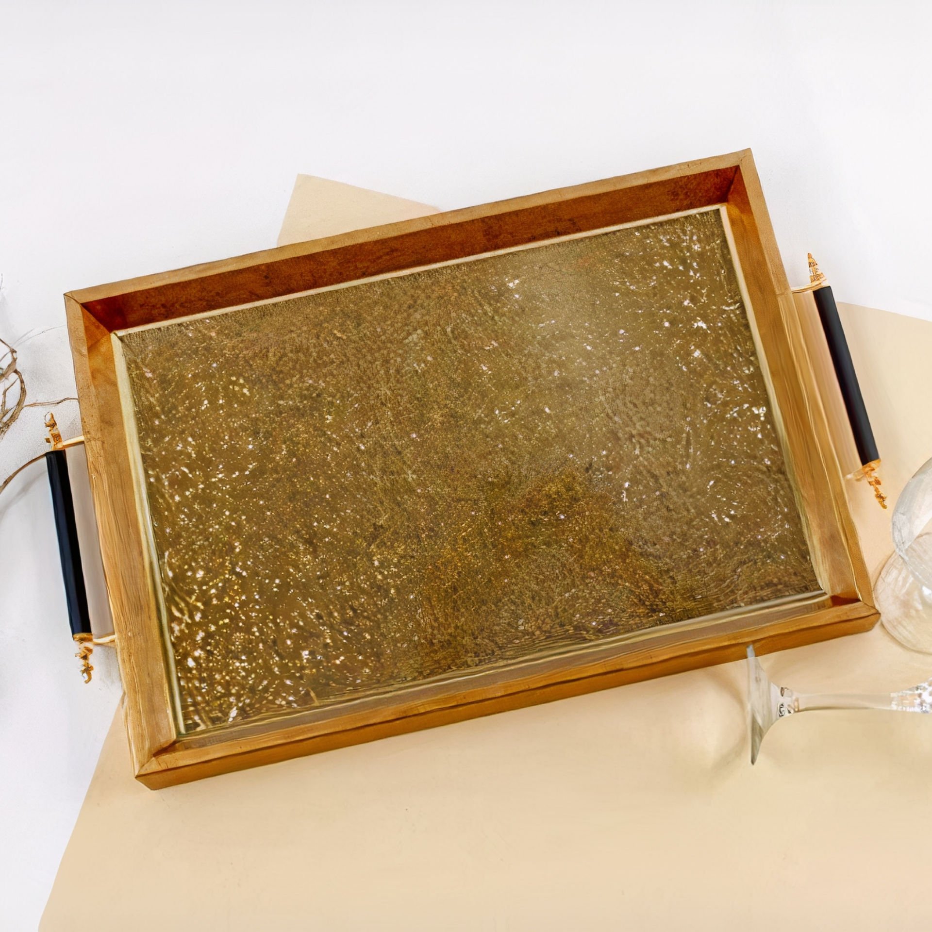 Ahşap Çerçeveli Gold Kabartma Desenli Dekoratif Tepsi