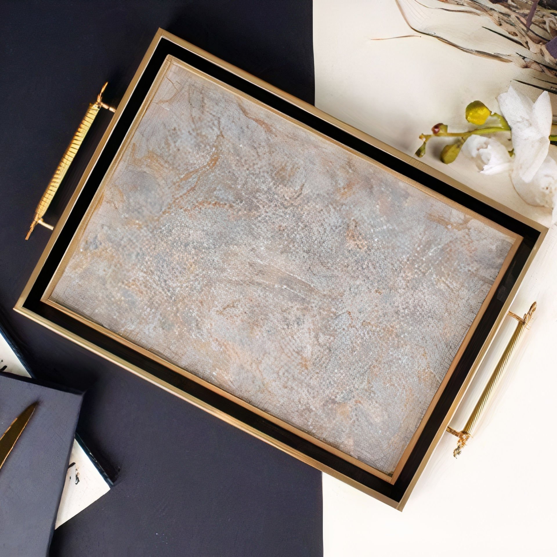 Kabartma Desenli Gold Çerçeveli Dekoratif Tepsi