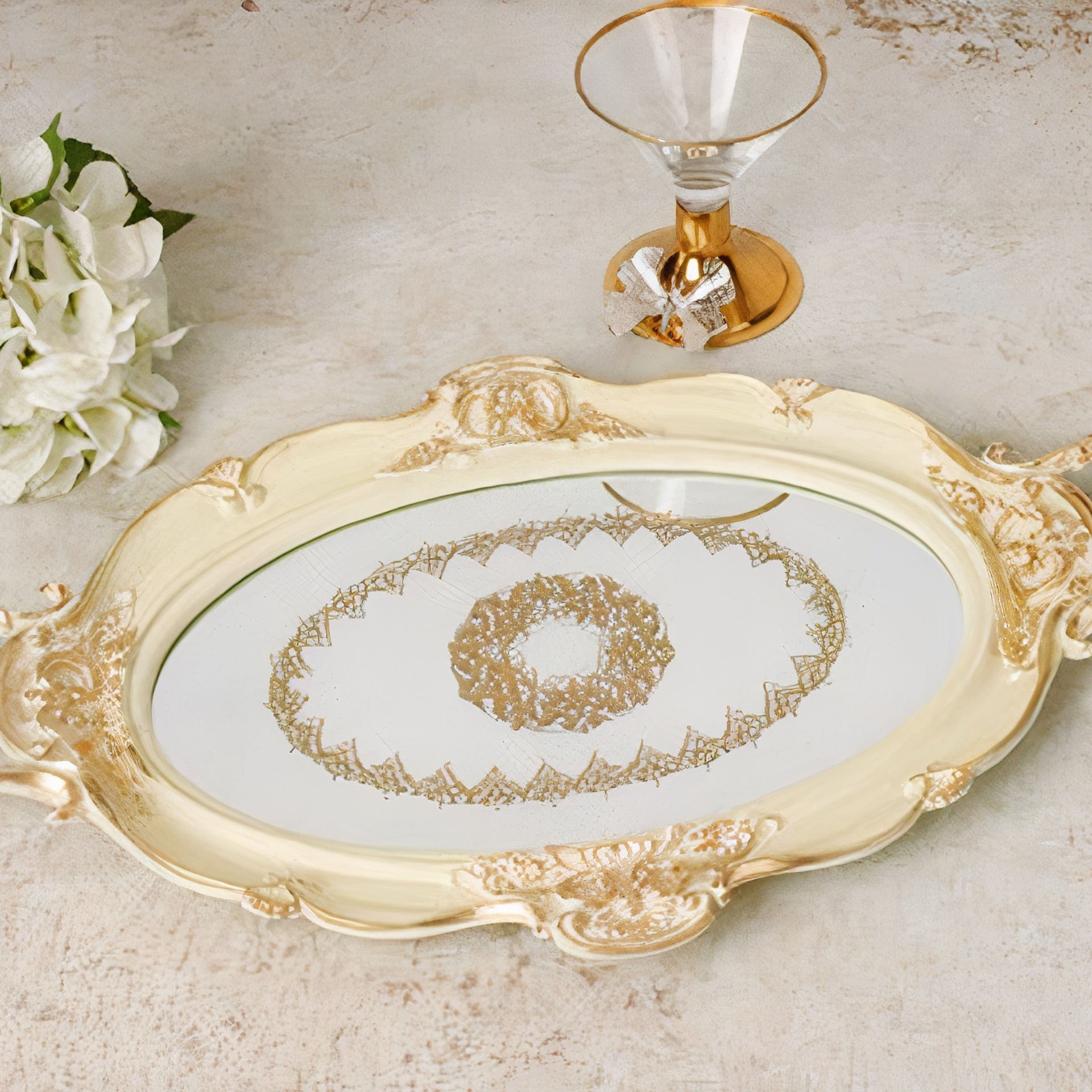 Oval Gold Varak Beyaz İşlemeli Dekoratif Tepsi