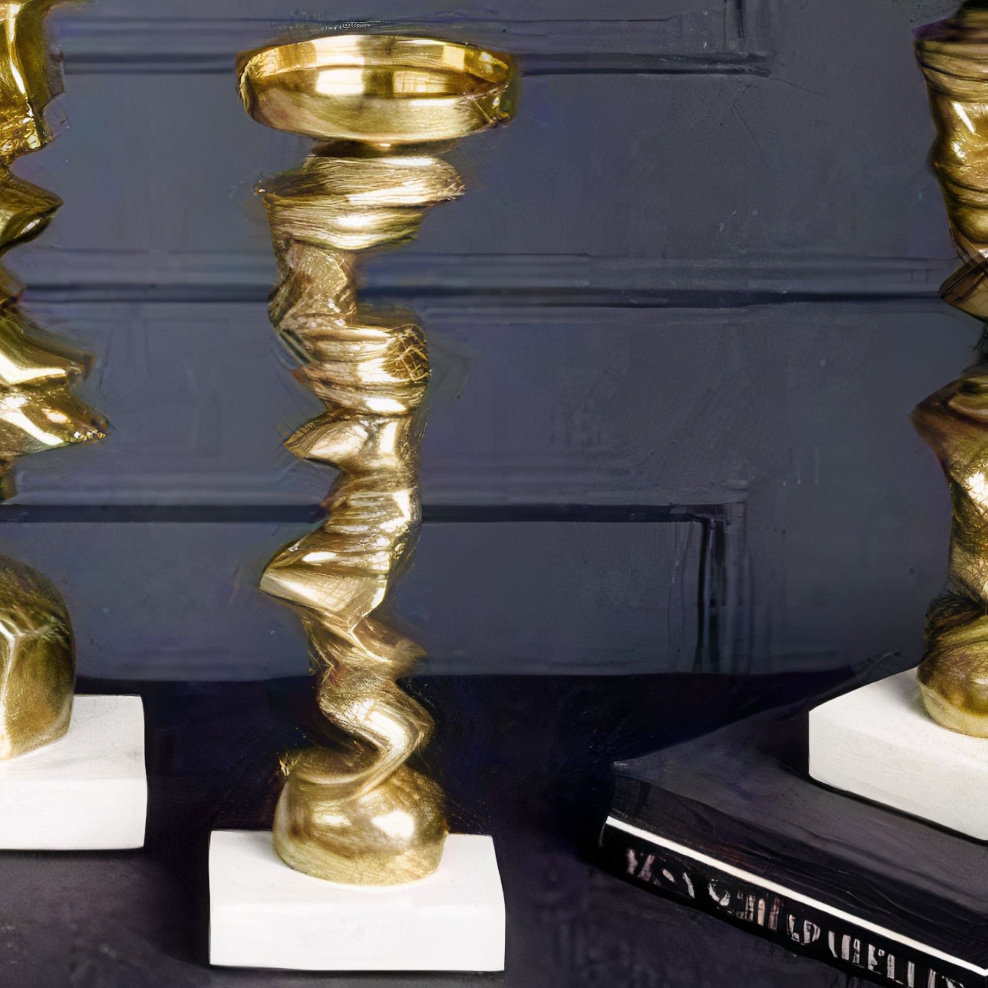 Gold Metal Kıvrımlı Mermer Tabanlı Dekoratif Mumluk