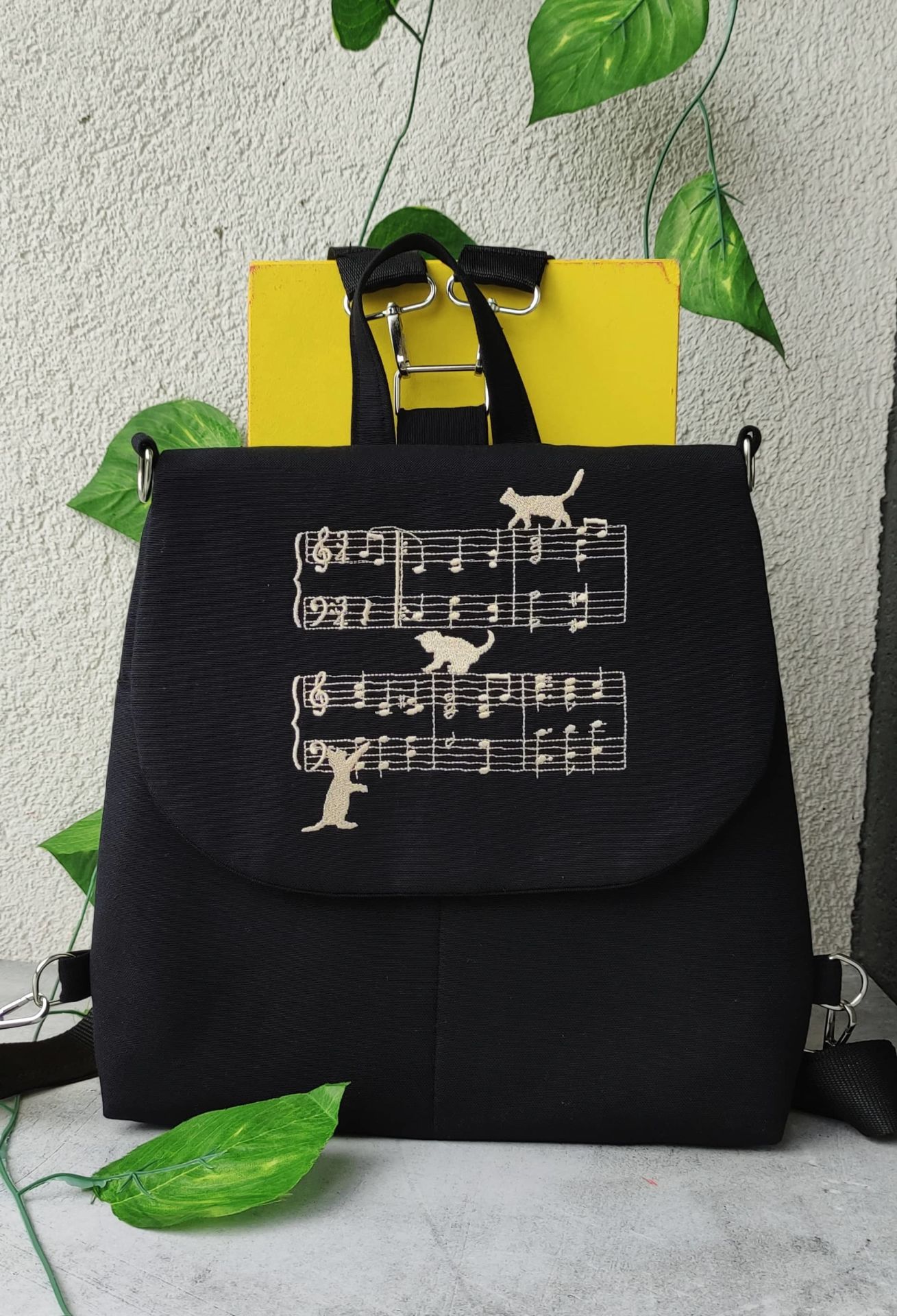 Siyah Kedili - Notalı Nakışlı Sırt Çantası