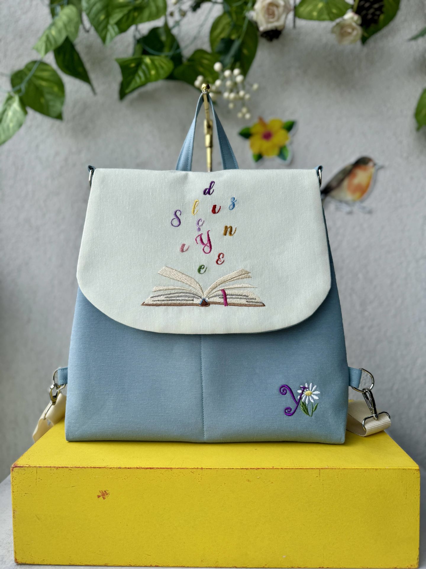 Mavi Kitap Nakışlı Sırt Çantası