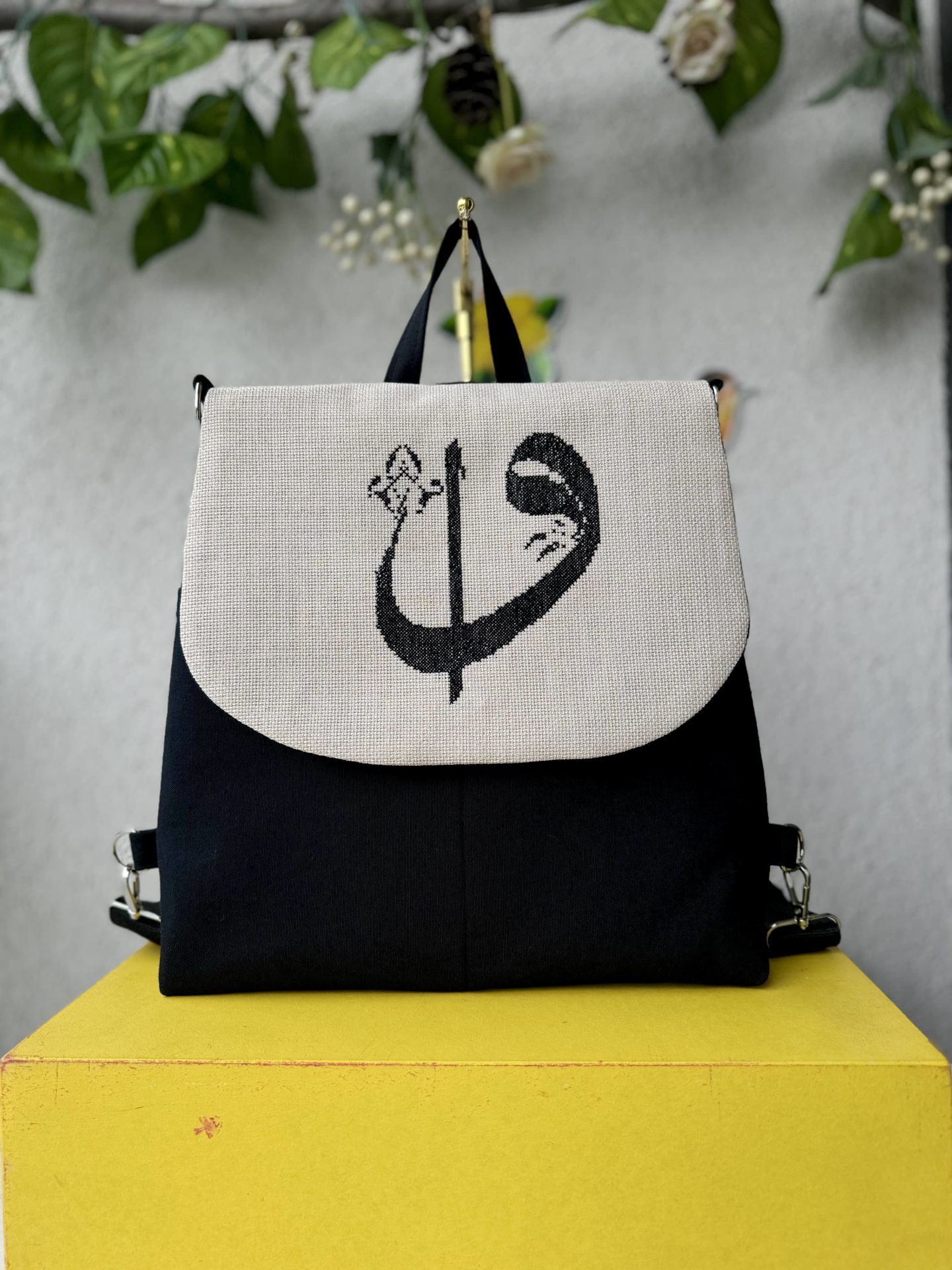 Siyah Vav Elif Kanaviçe İşlemeli Sırt Çantası