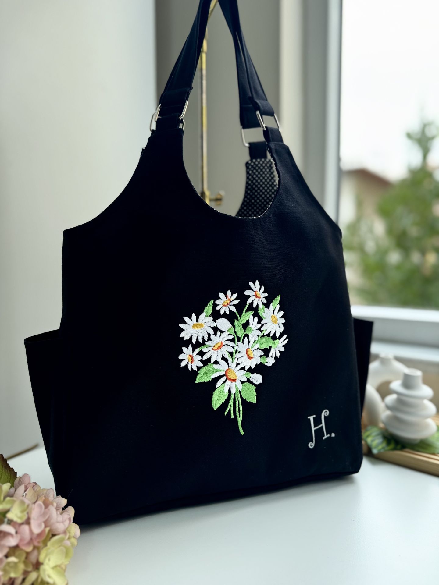 Siyah Papatya Nakışlı Omuz Çantası