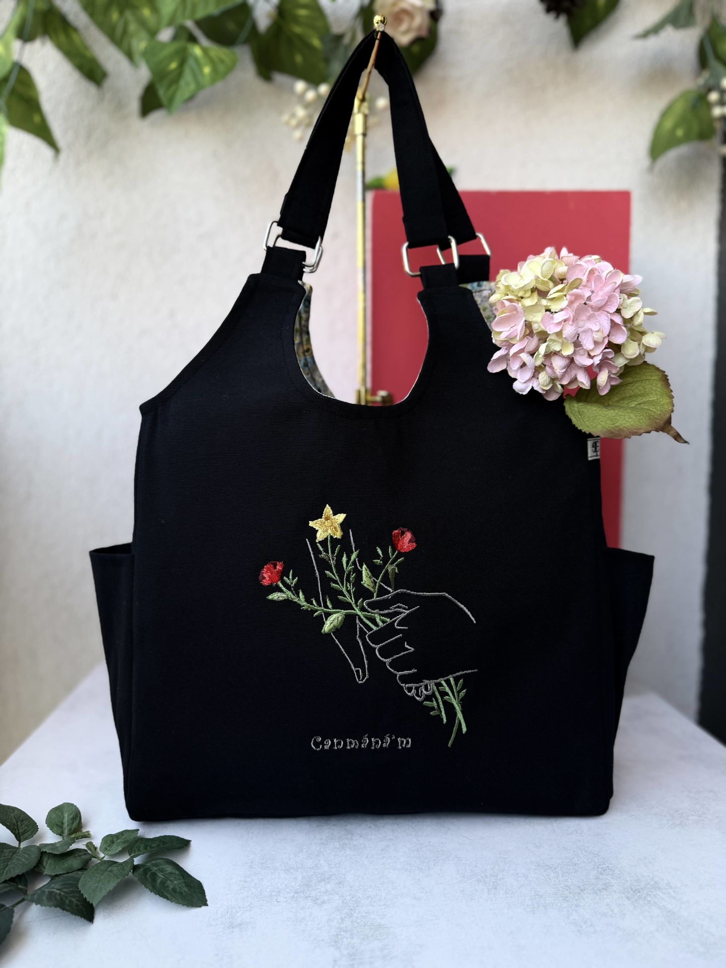 Siyah Çiçekli Eller Nakışlı Omuz Çantası