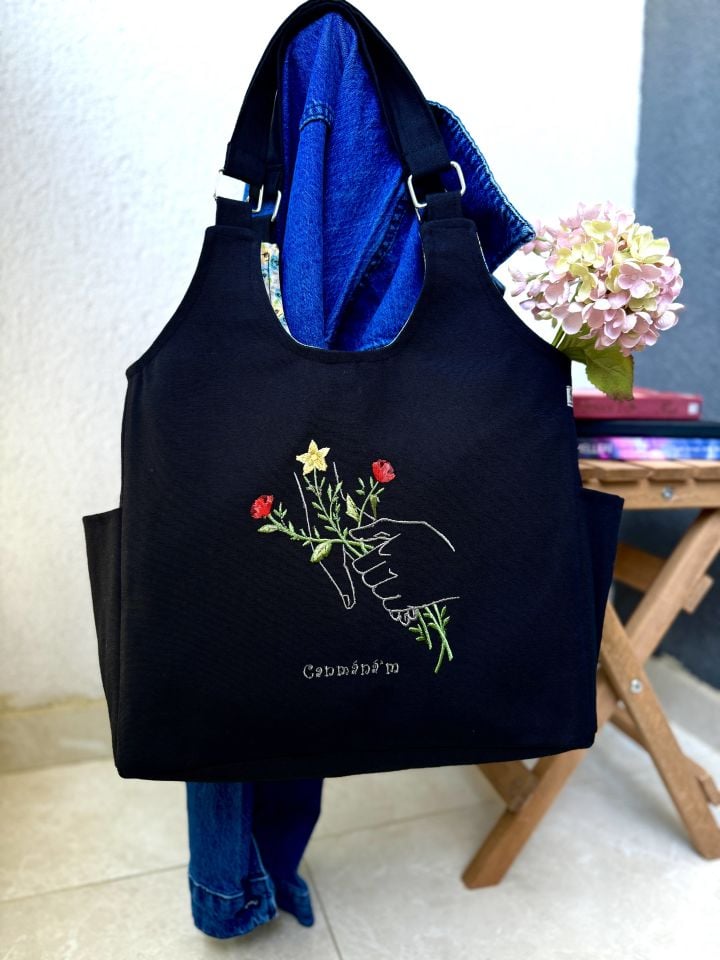 Siyah Çiçekli Eller Nakışlı Omuz Çantası