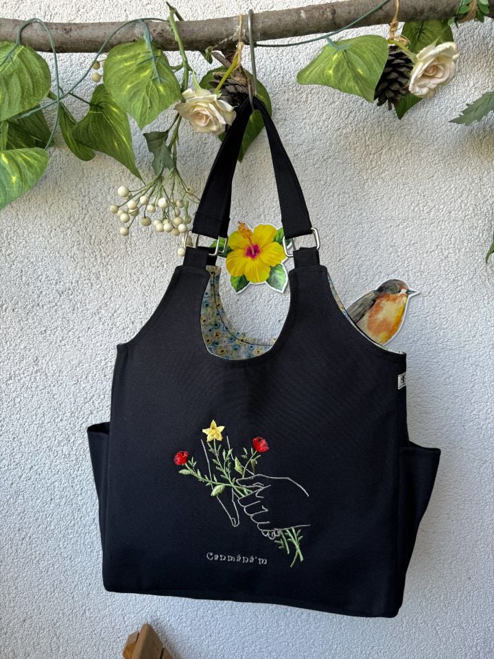 Siyah Çiçekli Eller Nakışlı Omuz Çantası