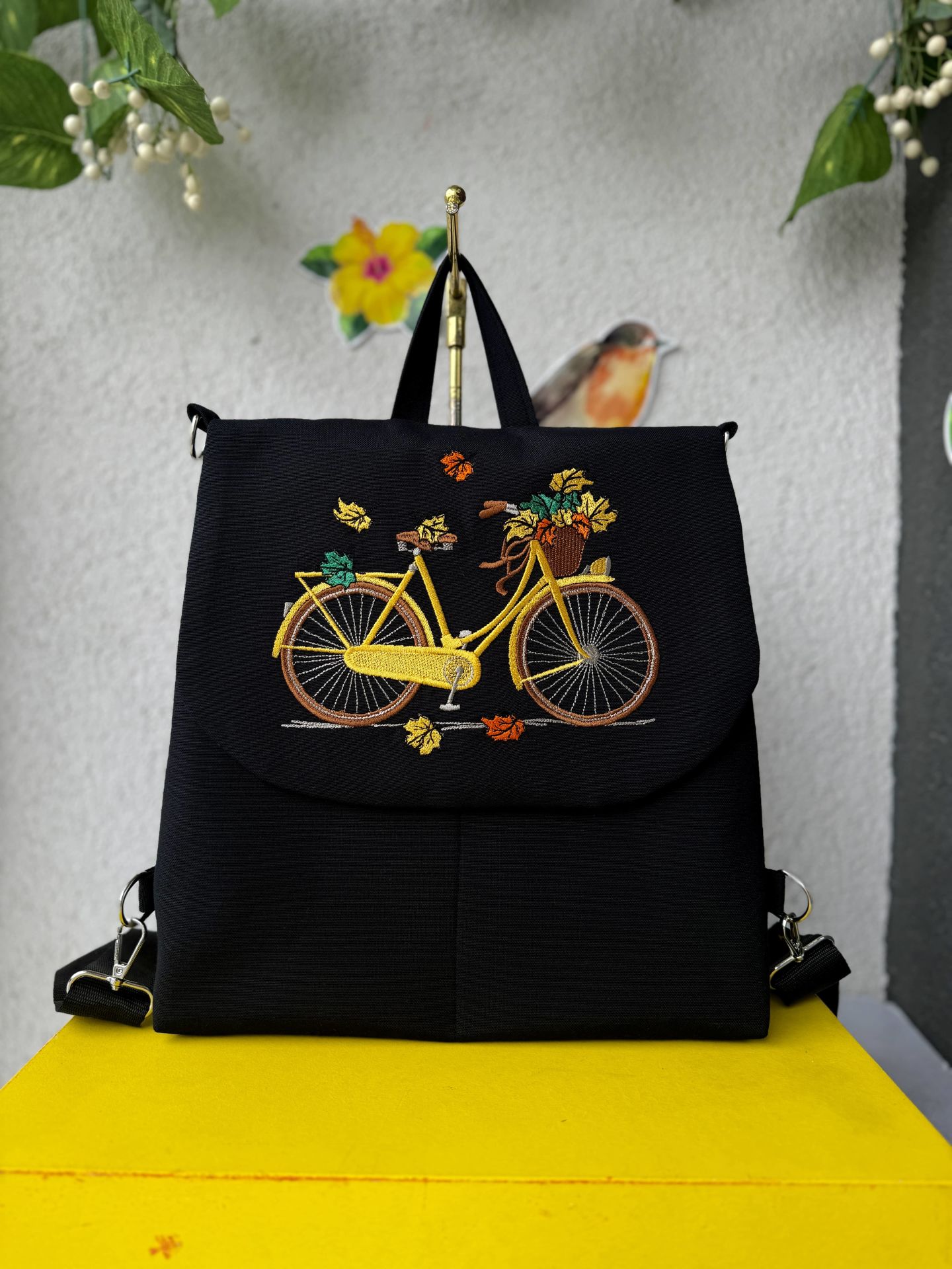 Siyah Bisikletli Nakışlı Sırt Çantası
