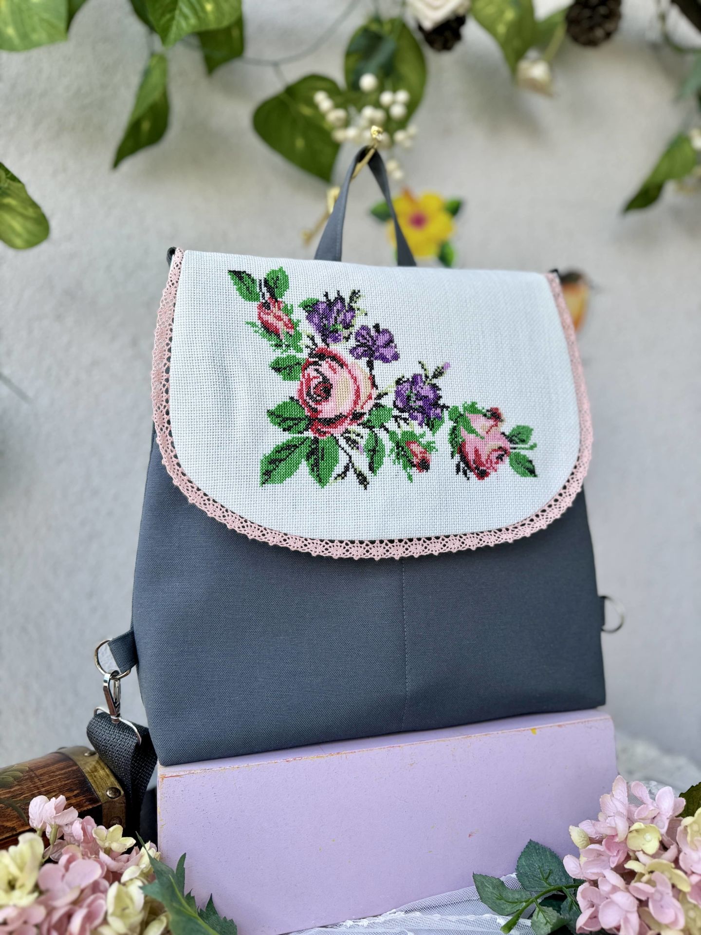 Antrasit Çiçekli Kanaviçe İşlemeli , Güpürlü Sırt Çantası