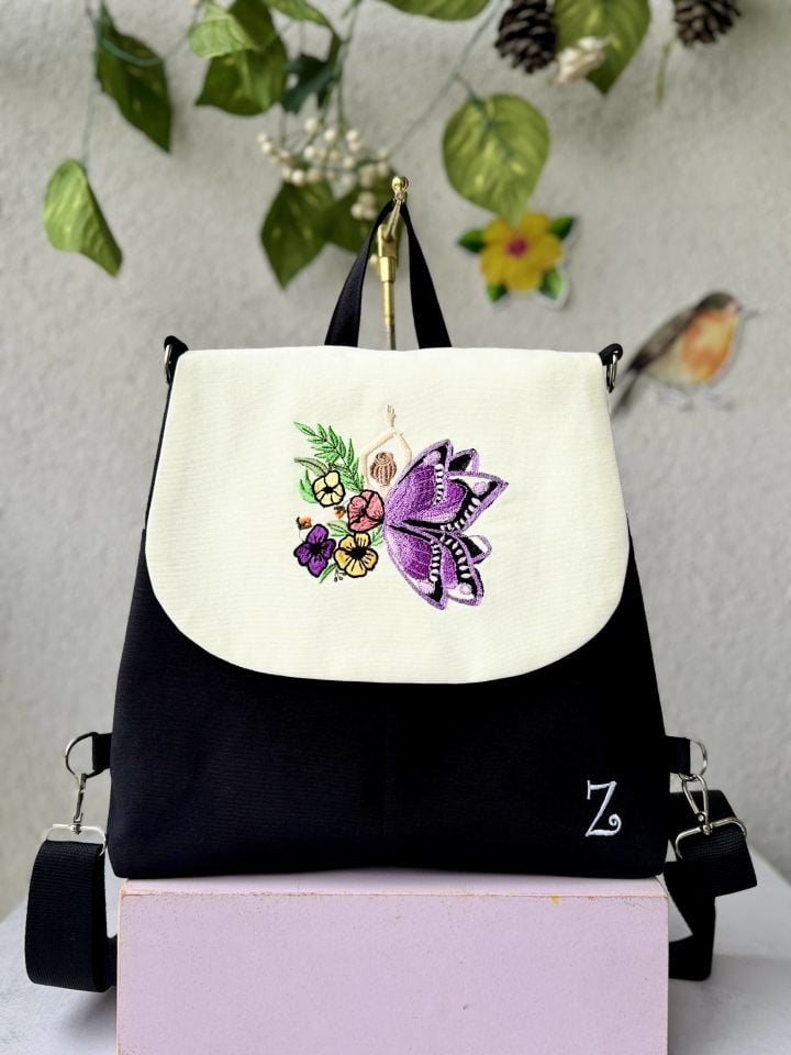 Siyah Kelebek Nakışlı Sırt Çantası