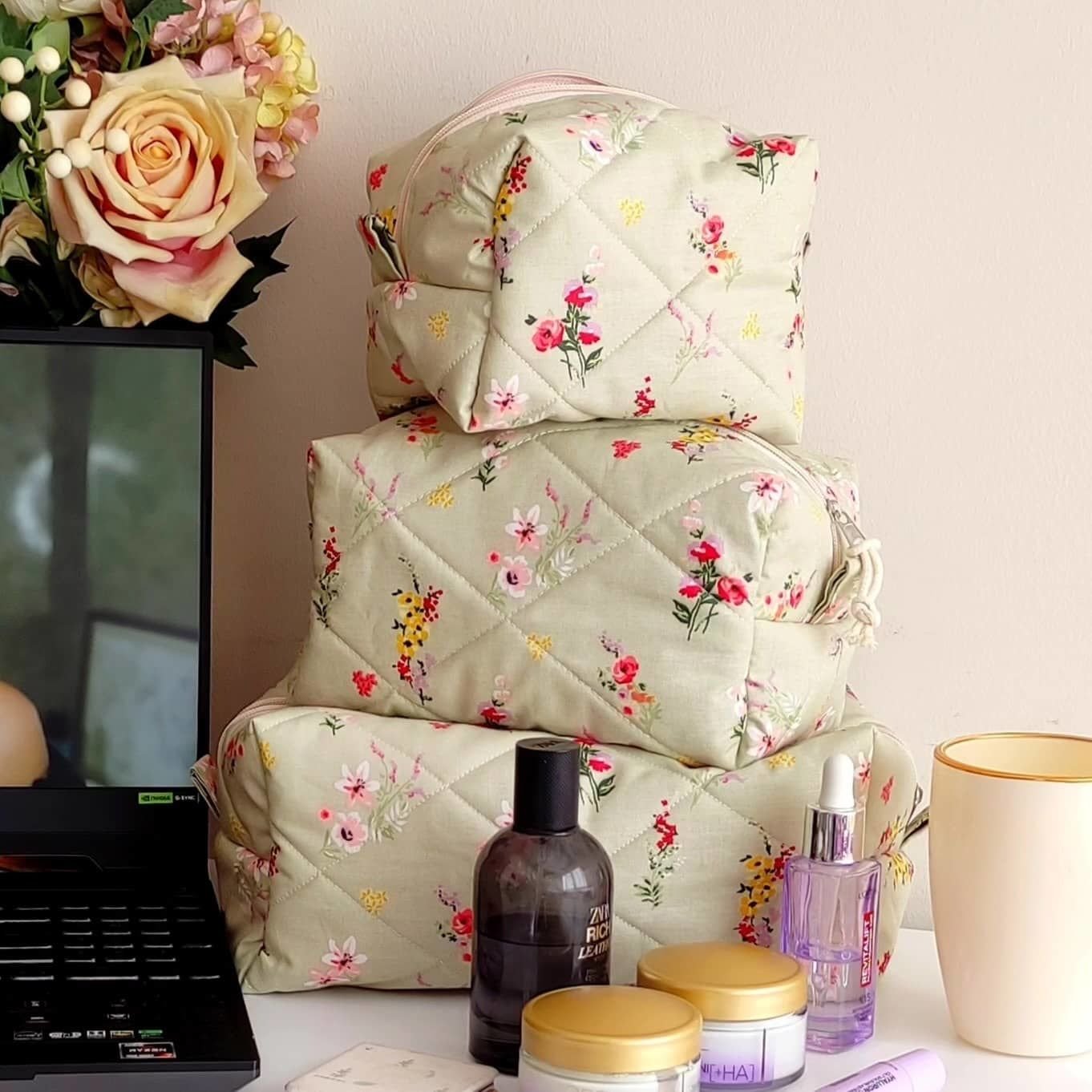 Çiçekli Kapitone Makyaj Çantası