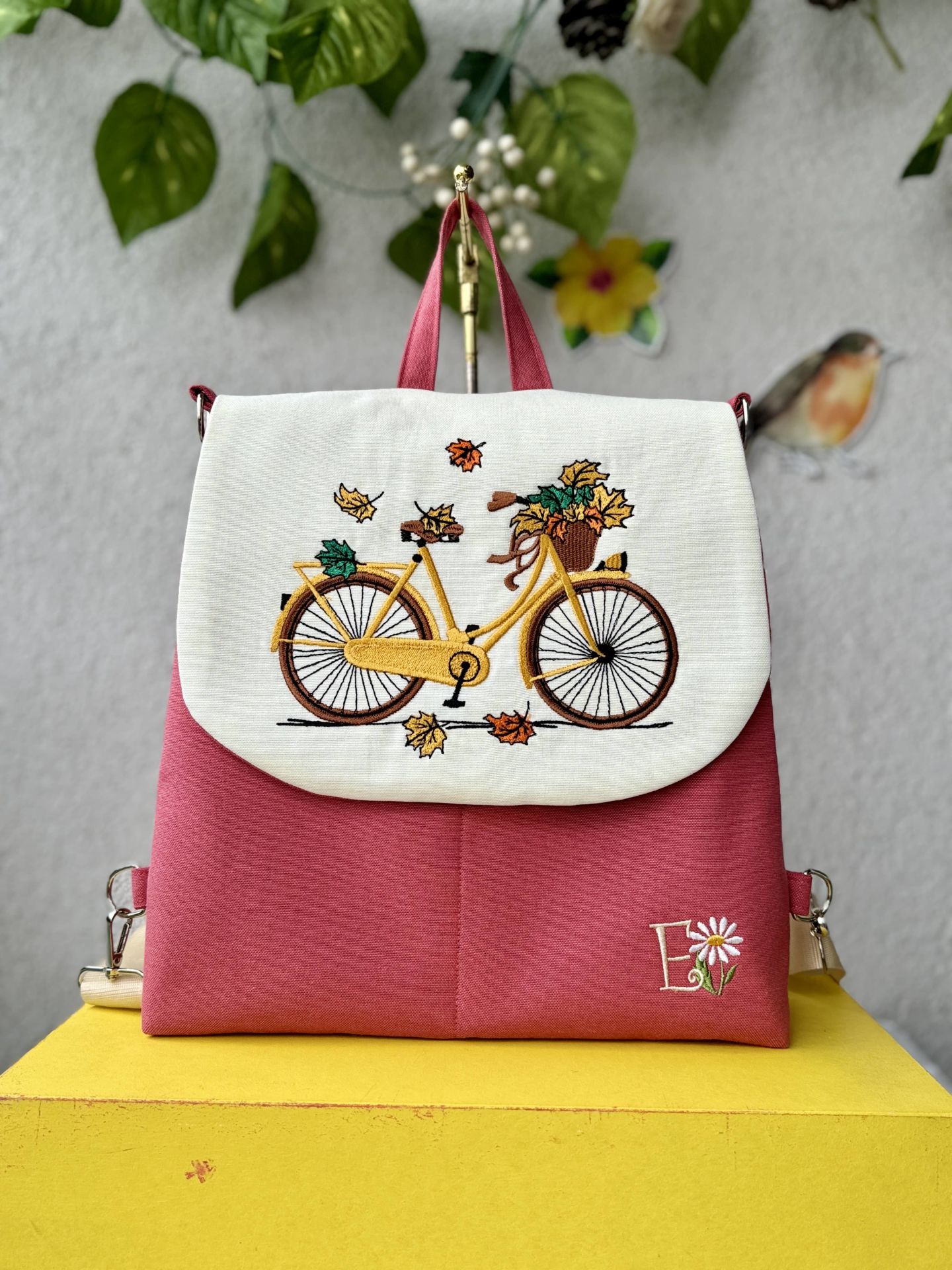 Nar Çiçeği Bisiklet Nakışlı Sırt Çantası