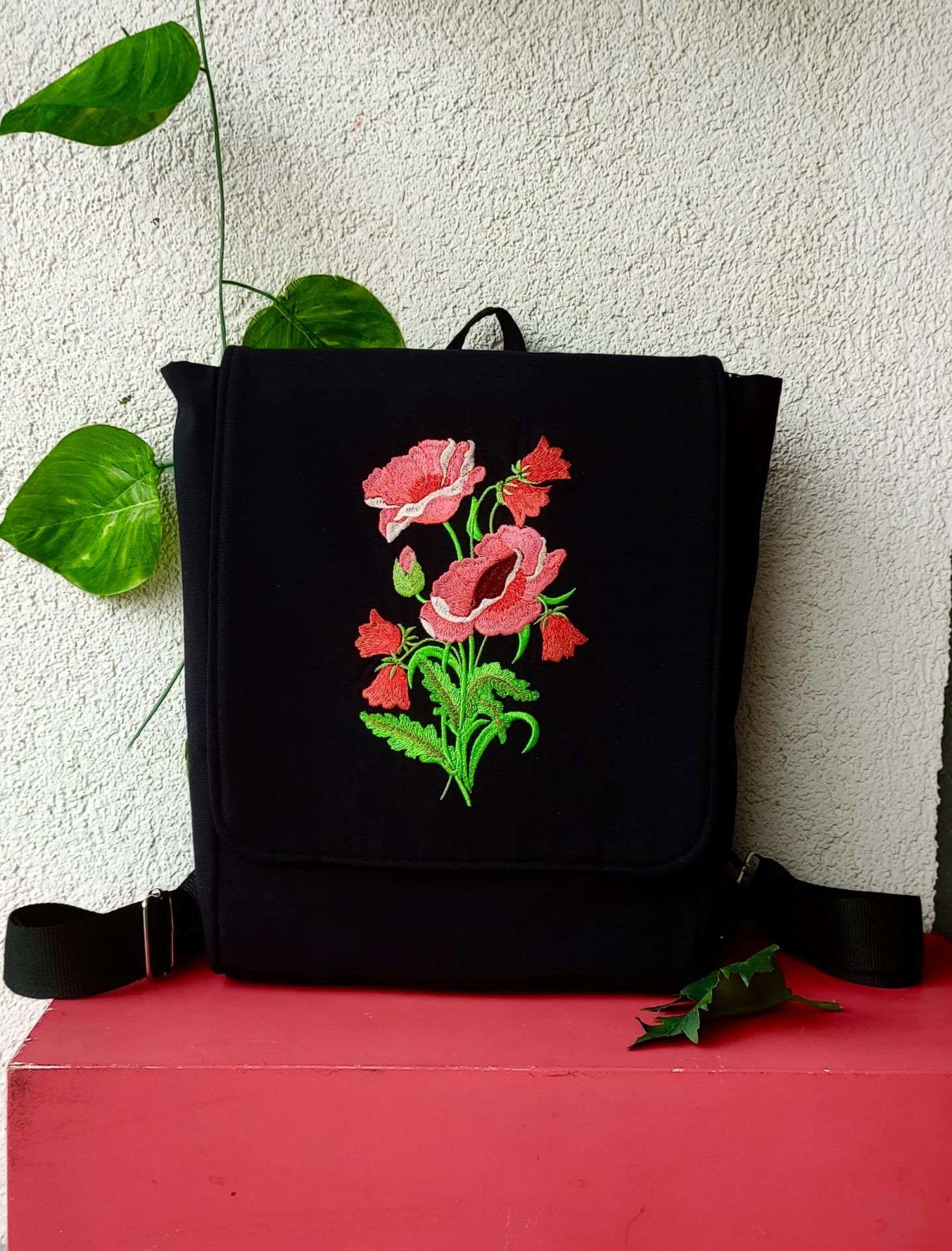 Siyah Karanfil Nakışlı Laptop Çantası