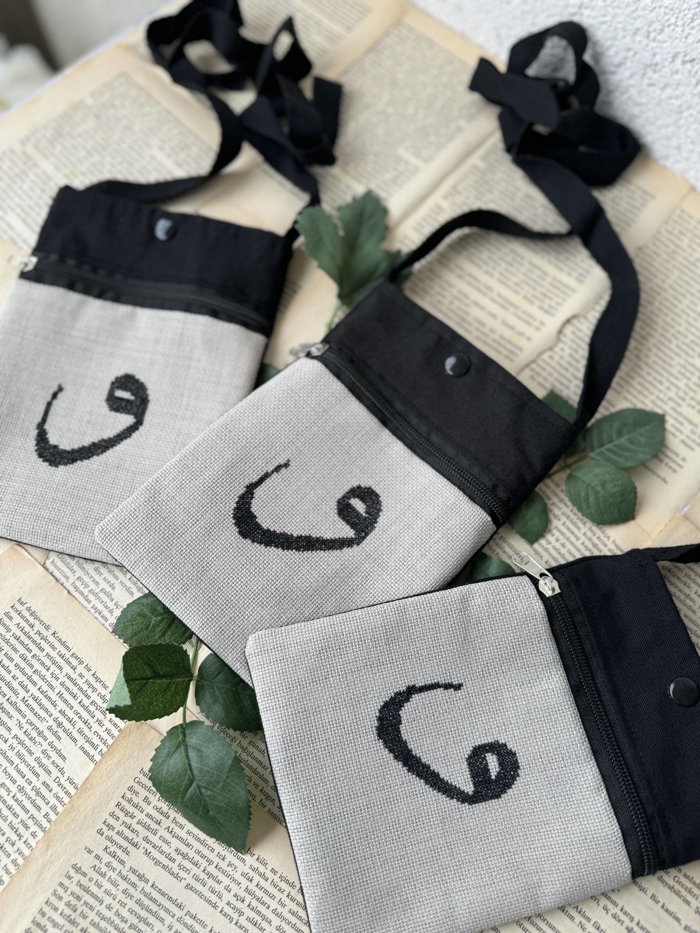 Siyah Kanaviçe Vav İşlemeli Telefon Çantası