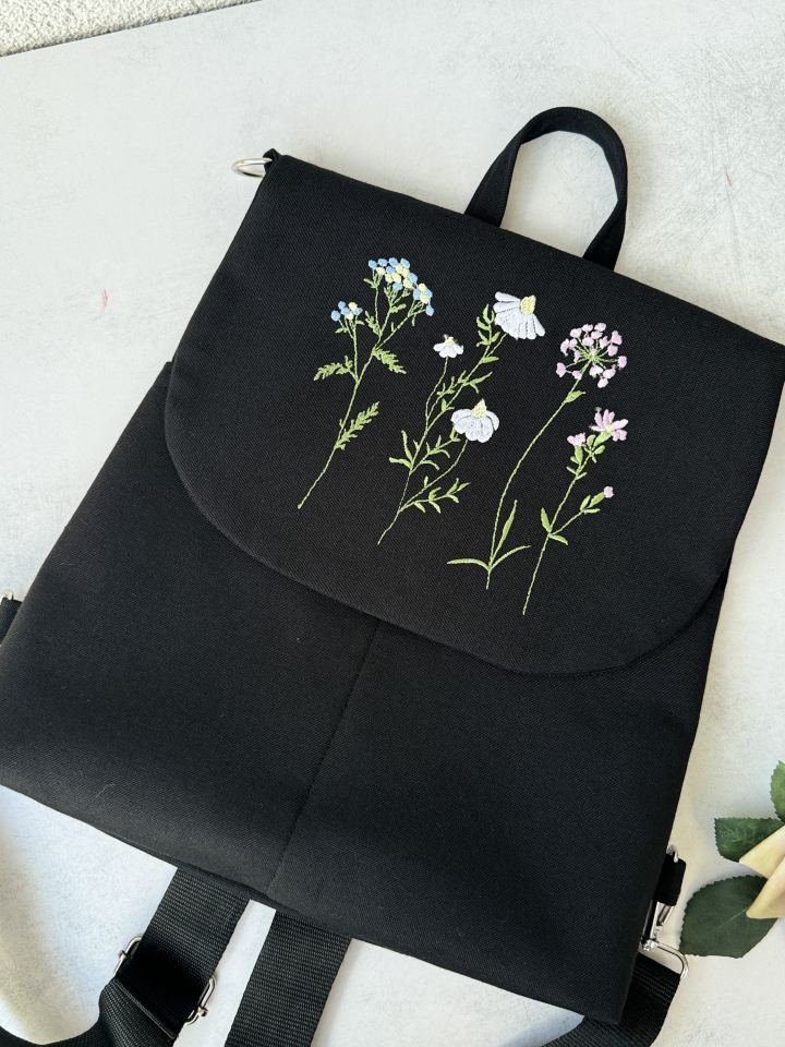 Siyah Çiçek Nakışlı Sırt Çantası