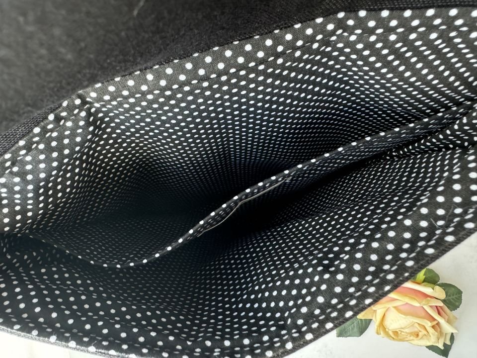 Siyah Çiçek Nakışlı Sırt Çantası