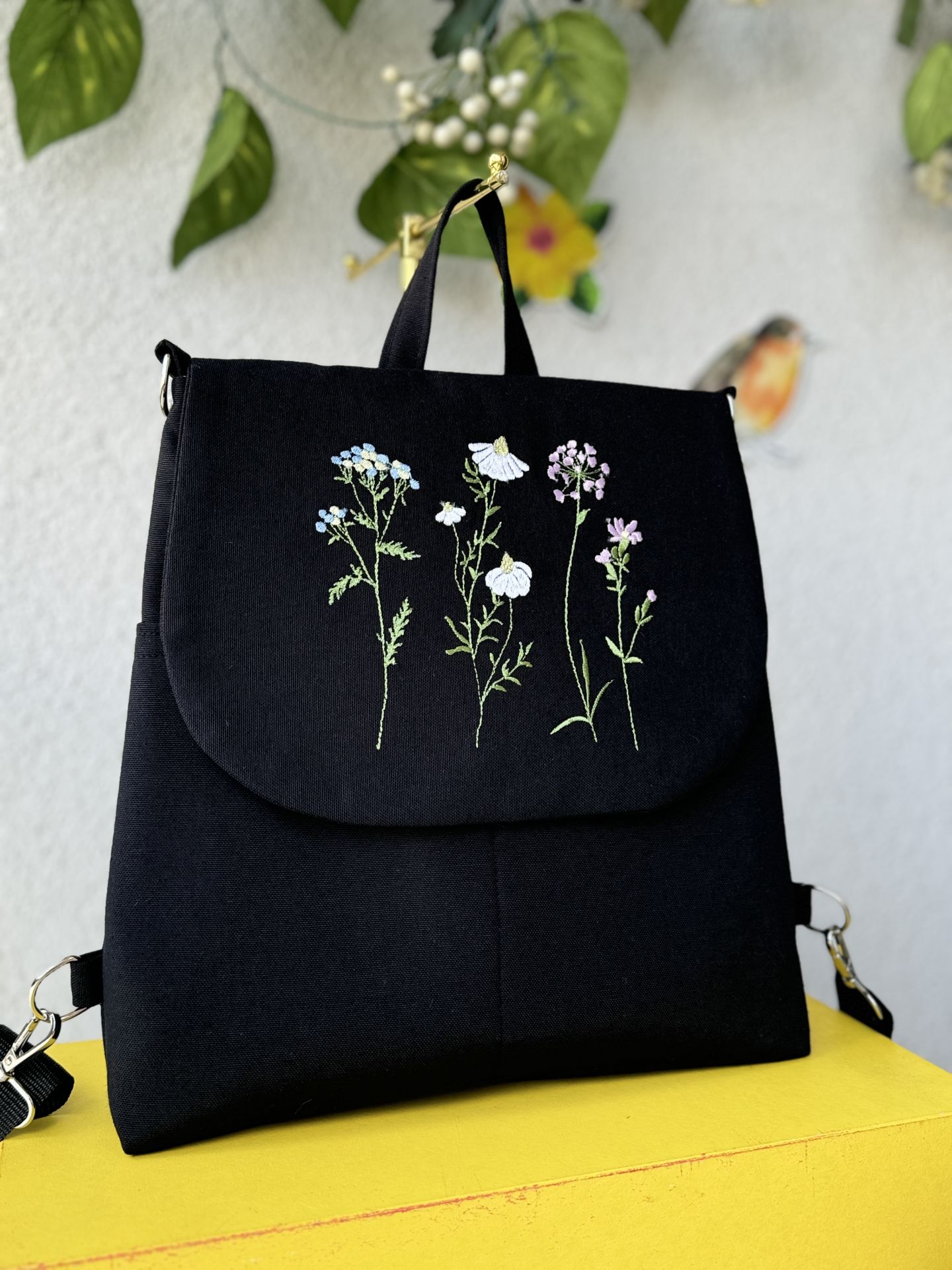 Siyah Çiçek Nakışlı Sırt Çantası