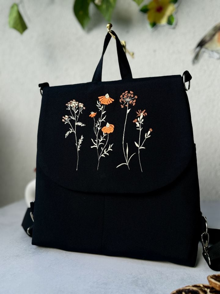 Siyah Çiçek Nakışlı Sırt Çantası