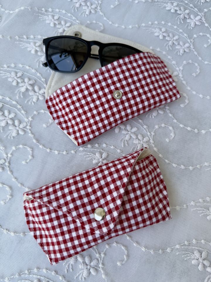 Kırmızı Pötikare Gözlük Kılıfı