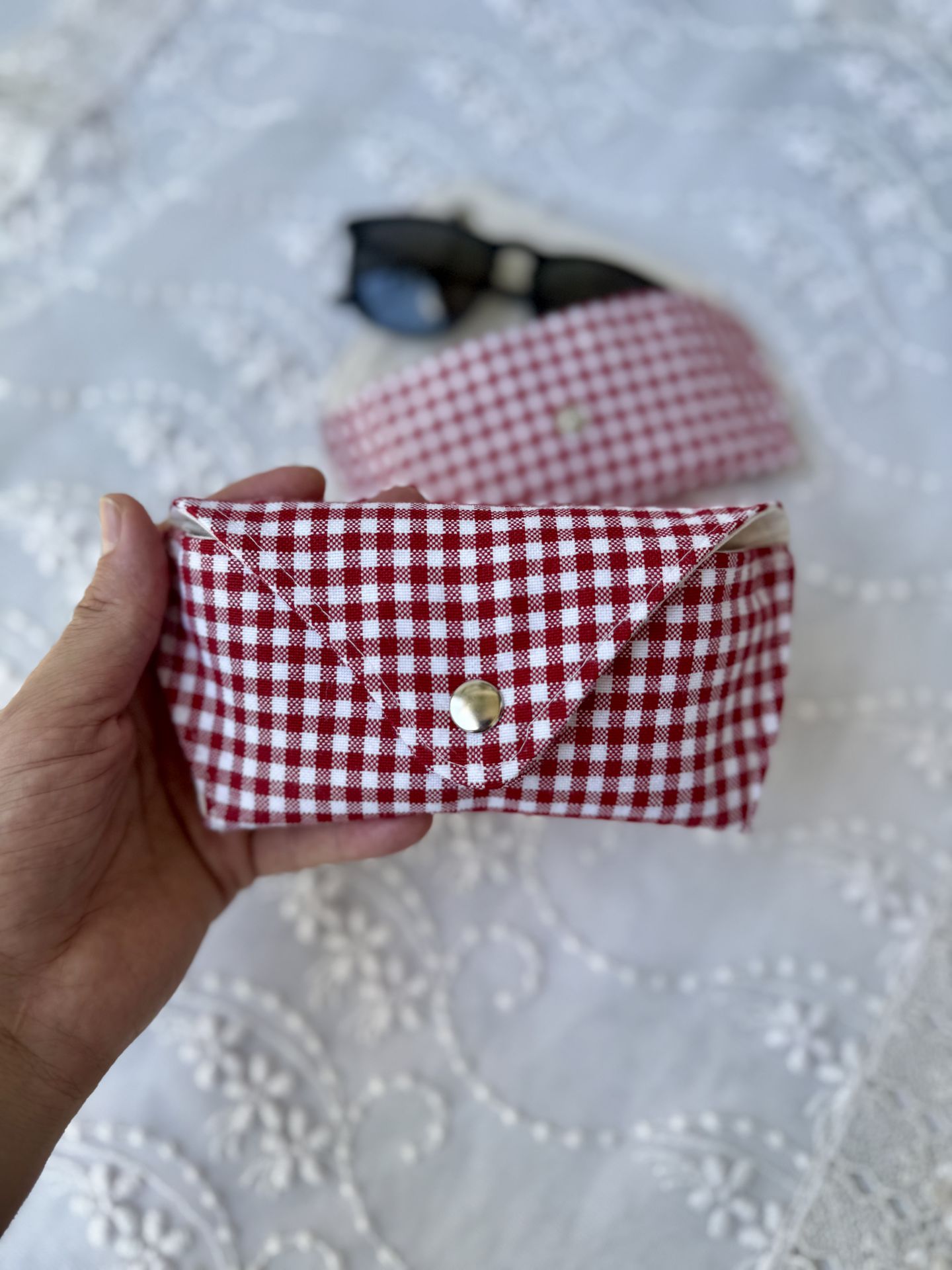 Kırmızı Pötikare Gözlük Kılıfı