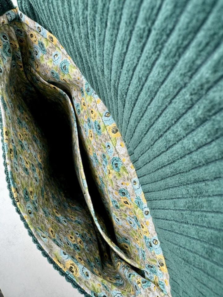 Zümrüt Yeşil Fitilli Kadife Zebra Nakışlı Sırt Çntası