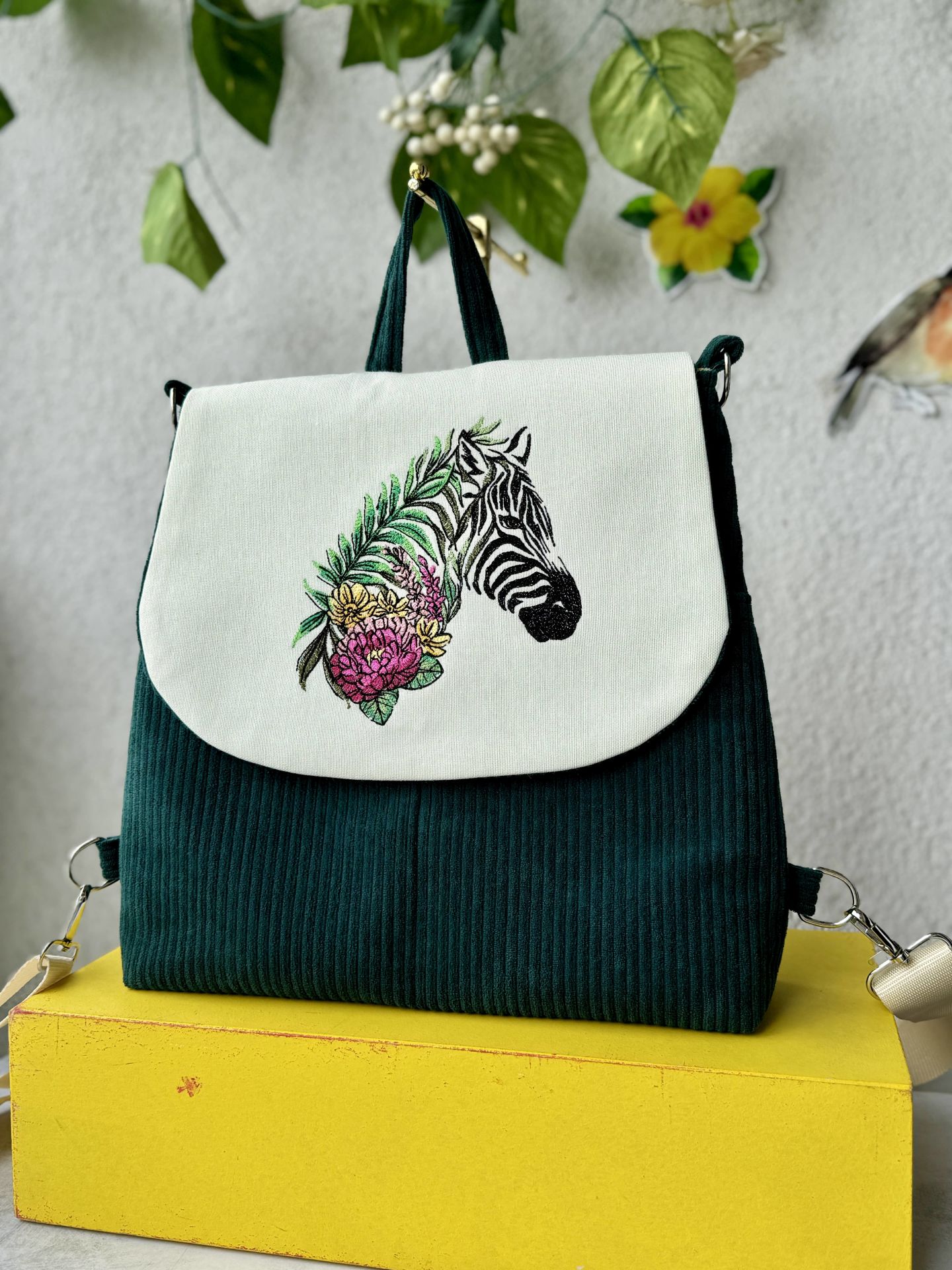 Zümrüt Yeşil Fitilli Kadife Zebra Nakışlı Sırt Çntası