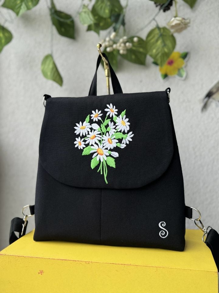 Siyah Papatya Nakışlı Sırt Çantası