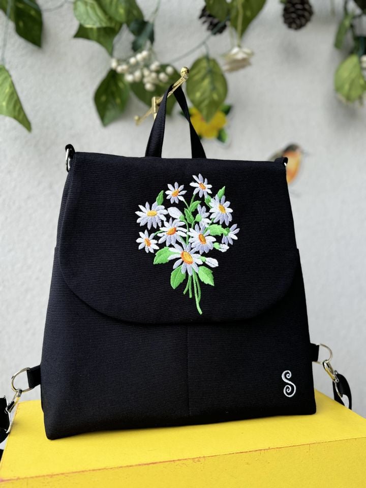 Siyah Papatya Nakışlı Sırt Çantası