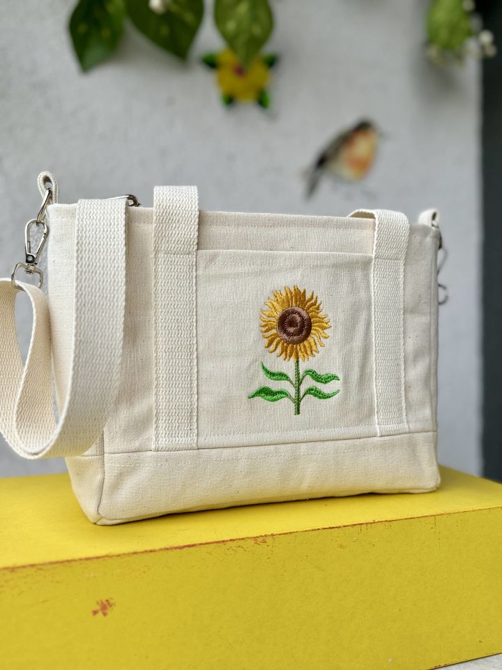 Krem Ayçiçek Nakışlı Omuz Çantası