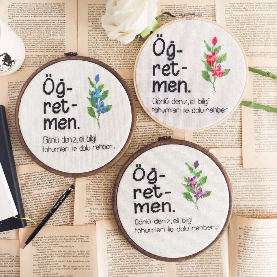 Öğretmen İşlemeli Kanaviçe Pano