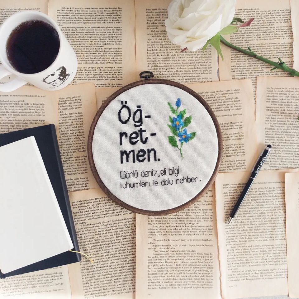 Öğretmen İşlemeli Kanaviçe Pano