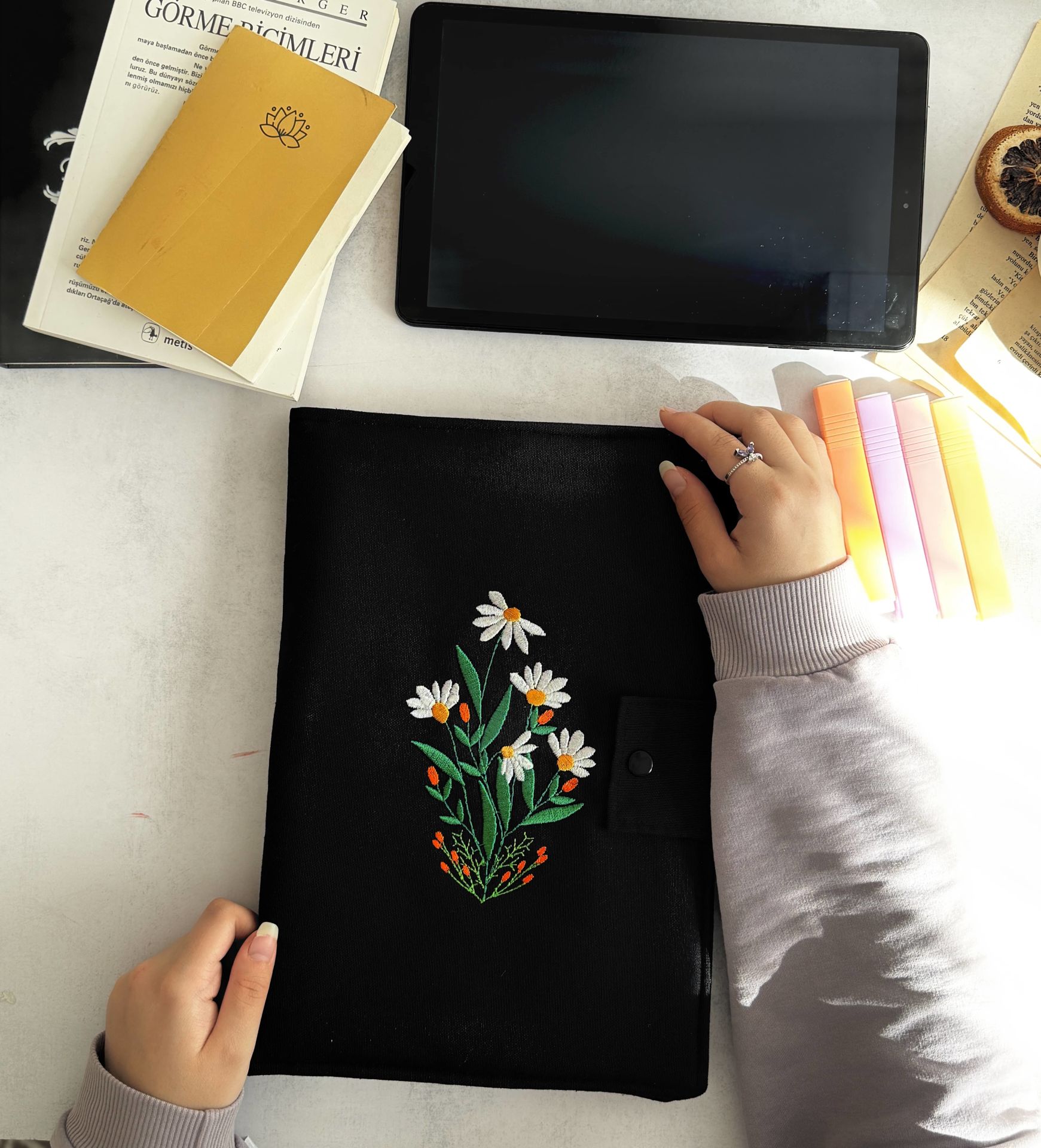 Siyah Papatya Nakışlı Düzenleyici