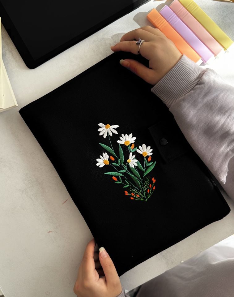 Siyah Papatya Nakışlı Düzenleyici