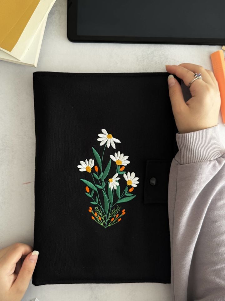 Siyah Papatya Nakışlı Düzenleyici