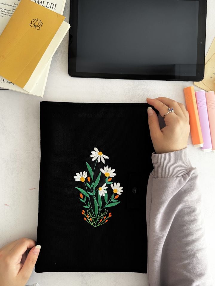 Siyah Papatya Nakışlı Düzenleyici