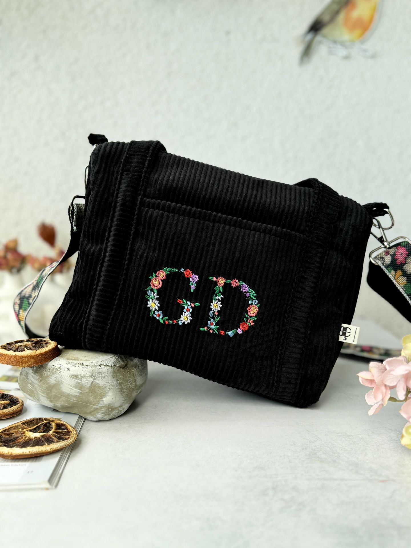 Zarafet Siyah Fitilli Kadife Monogam Yazılı Çanta