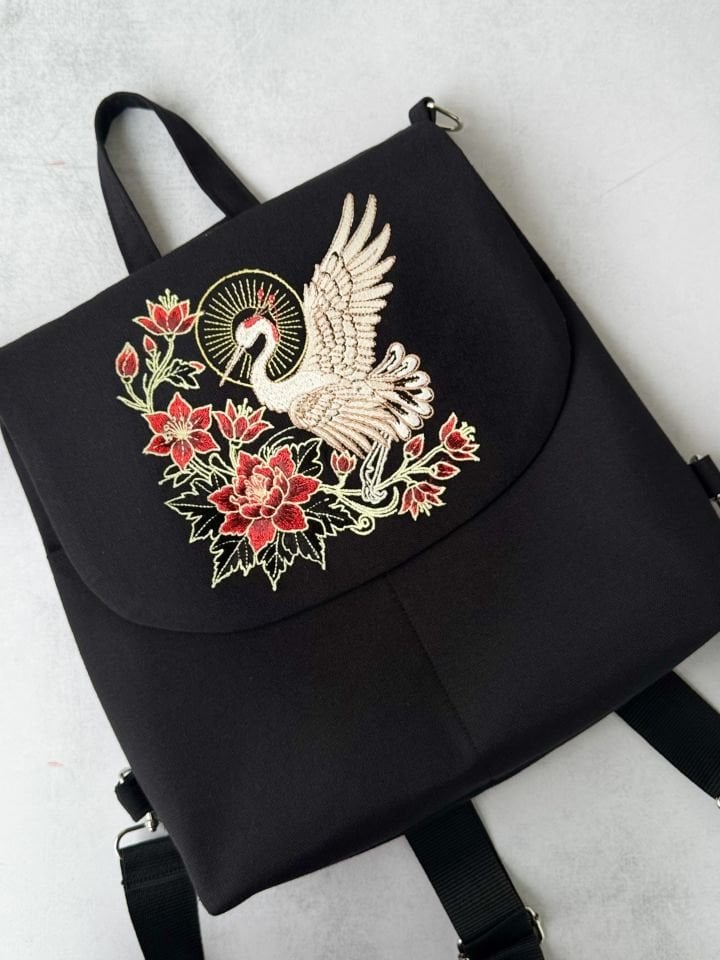 Siyah Turna Kuşu Nakışlı Sırt Çantası