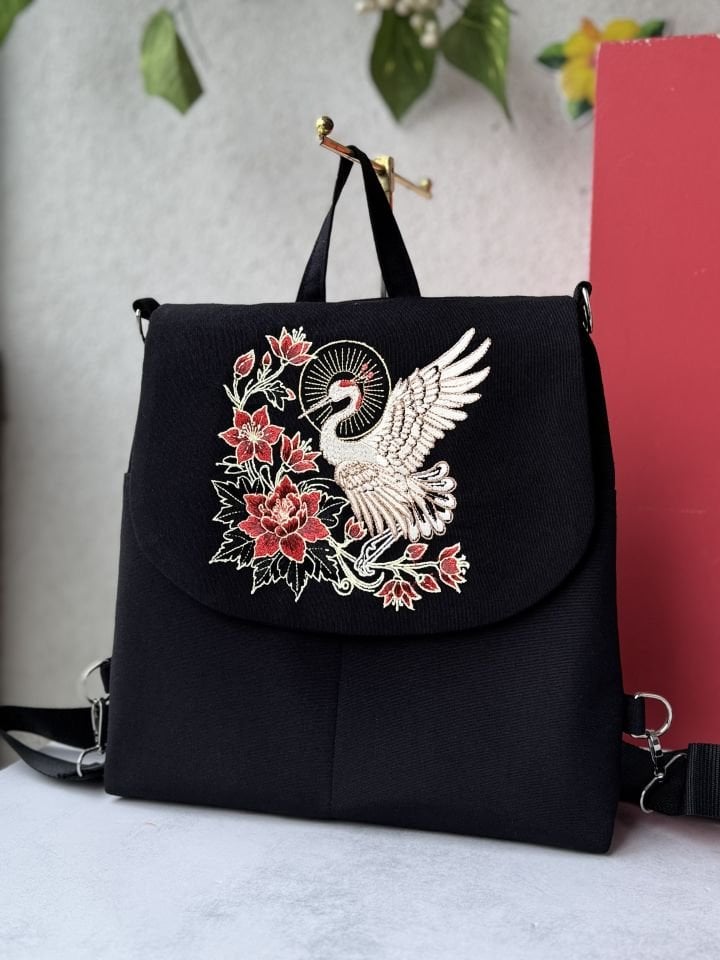 Siyah Turna Kuşu Nakışlı Sırt Çantası