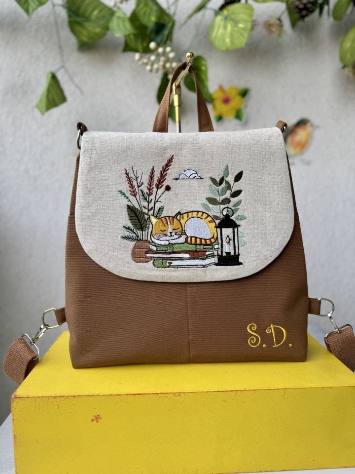 Kahverengi Kitaplı Kedi Nakışlı Sırt Çantası