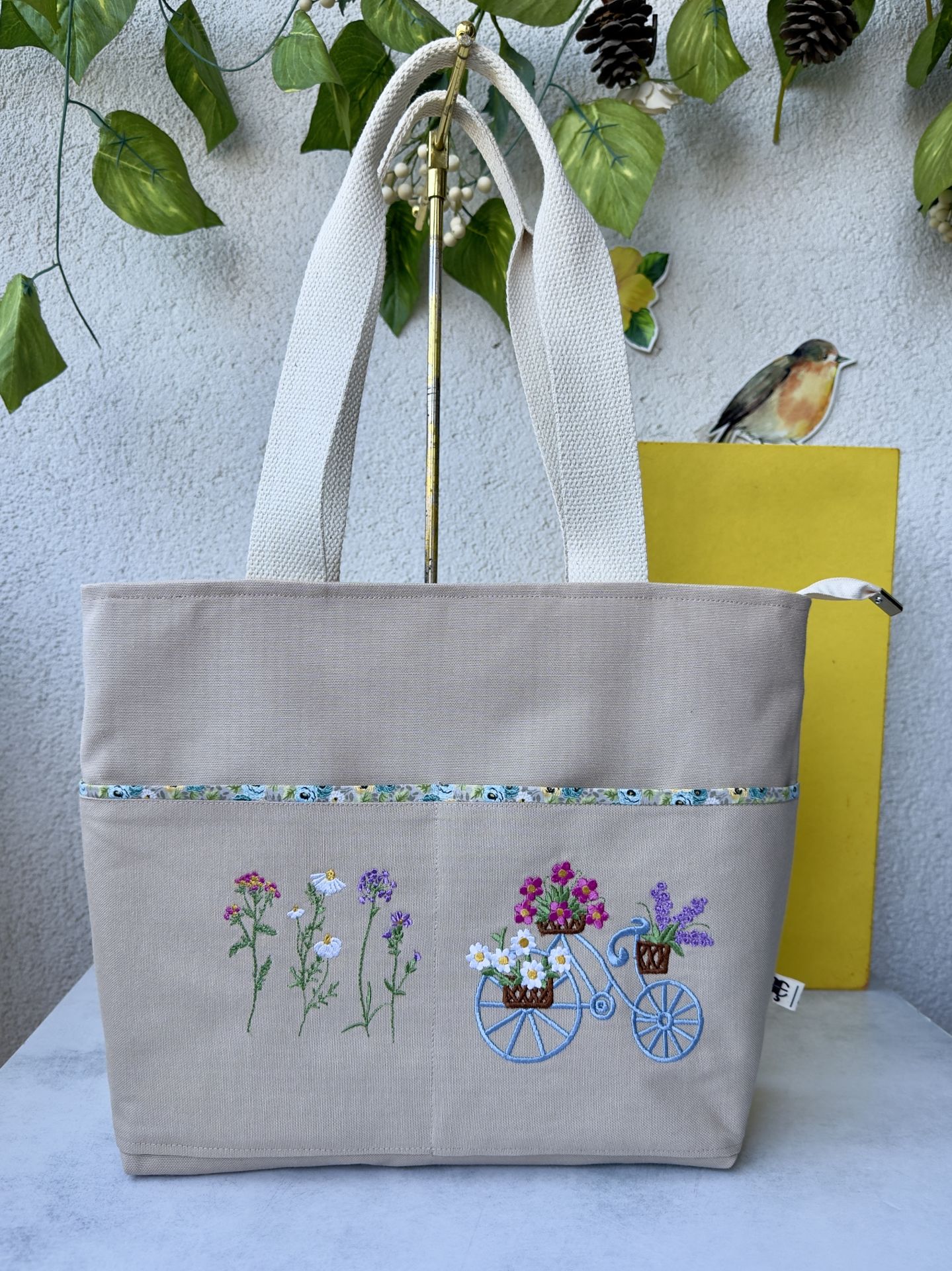 Krem Çiçekli Rota Çok Cepli Omuz Çantası