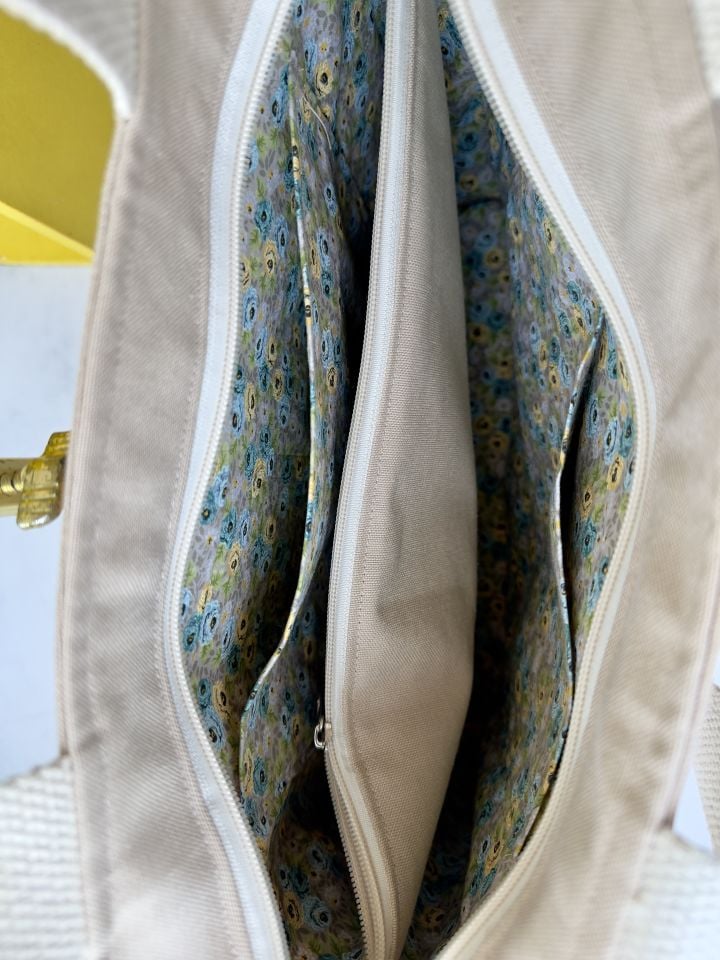 Krem Çiçekli Rota Çok Cepli Omuz Çantası