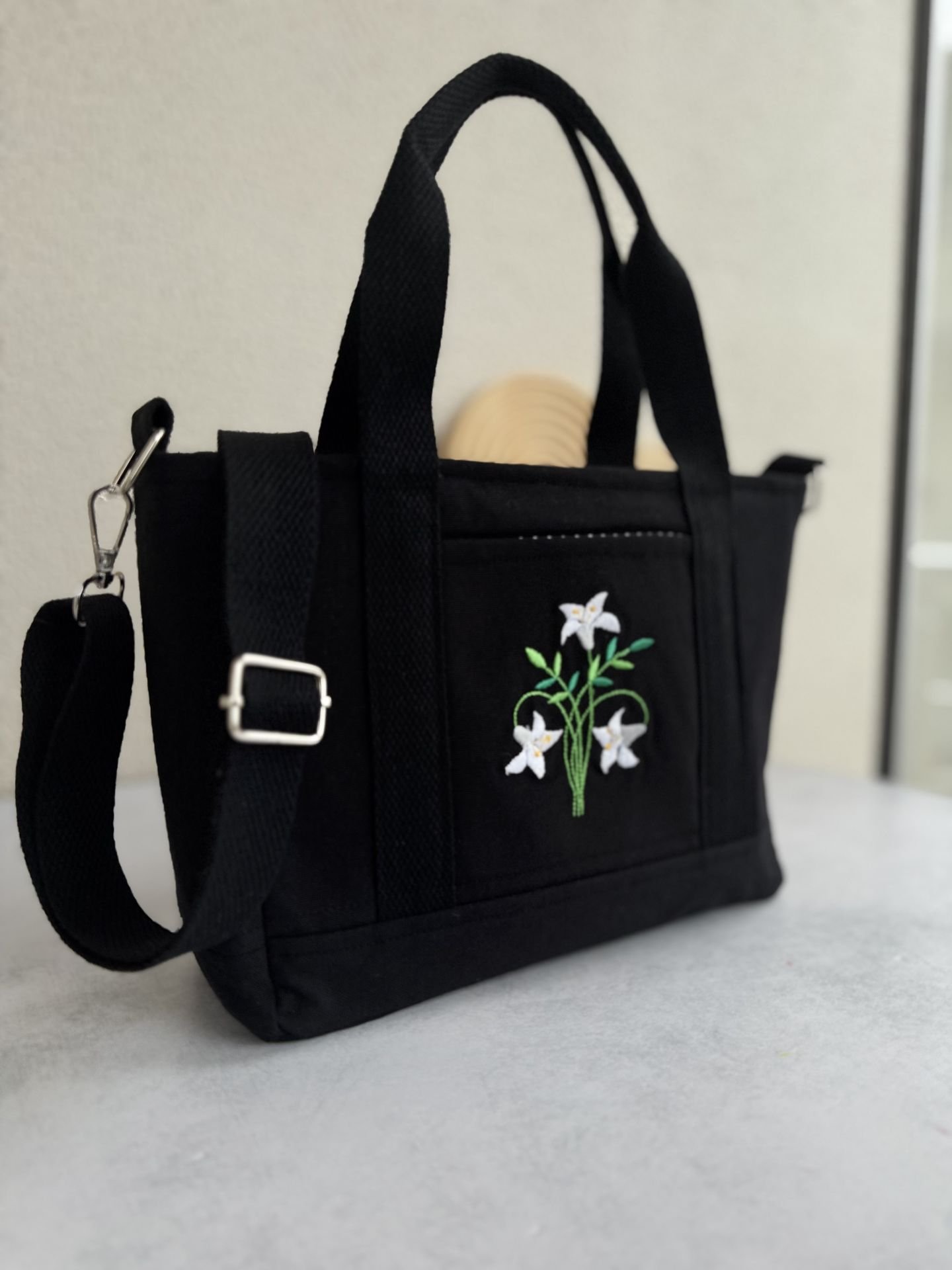 Siyah Kardelen Çiçeği Nakışlı Omuz Çantası