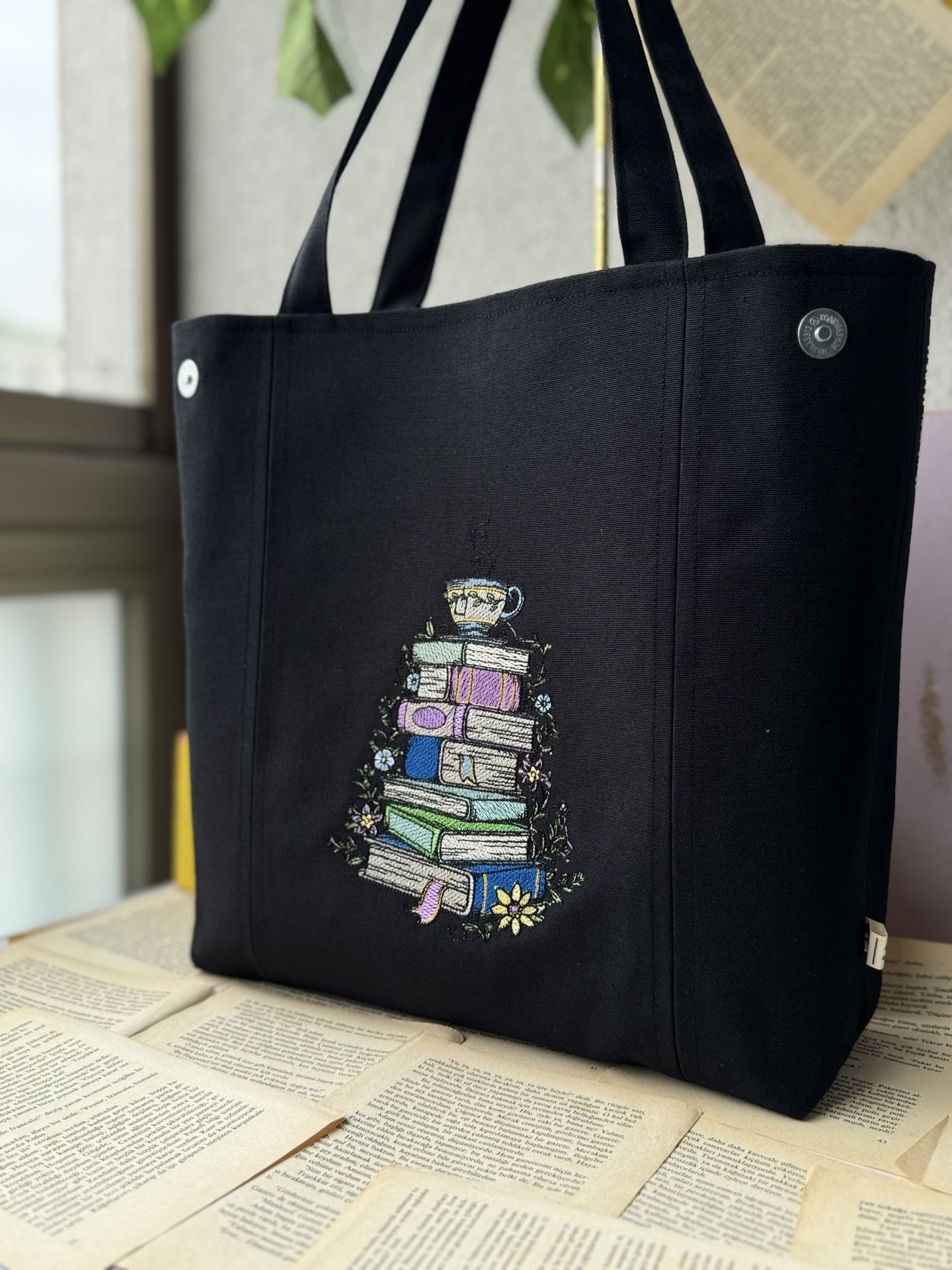 Siyah Kitap Nakışlı Omuz Çantası