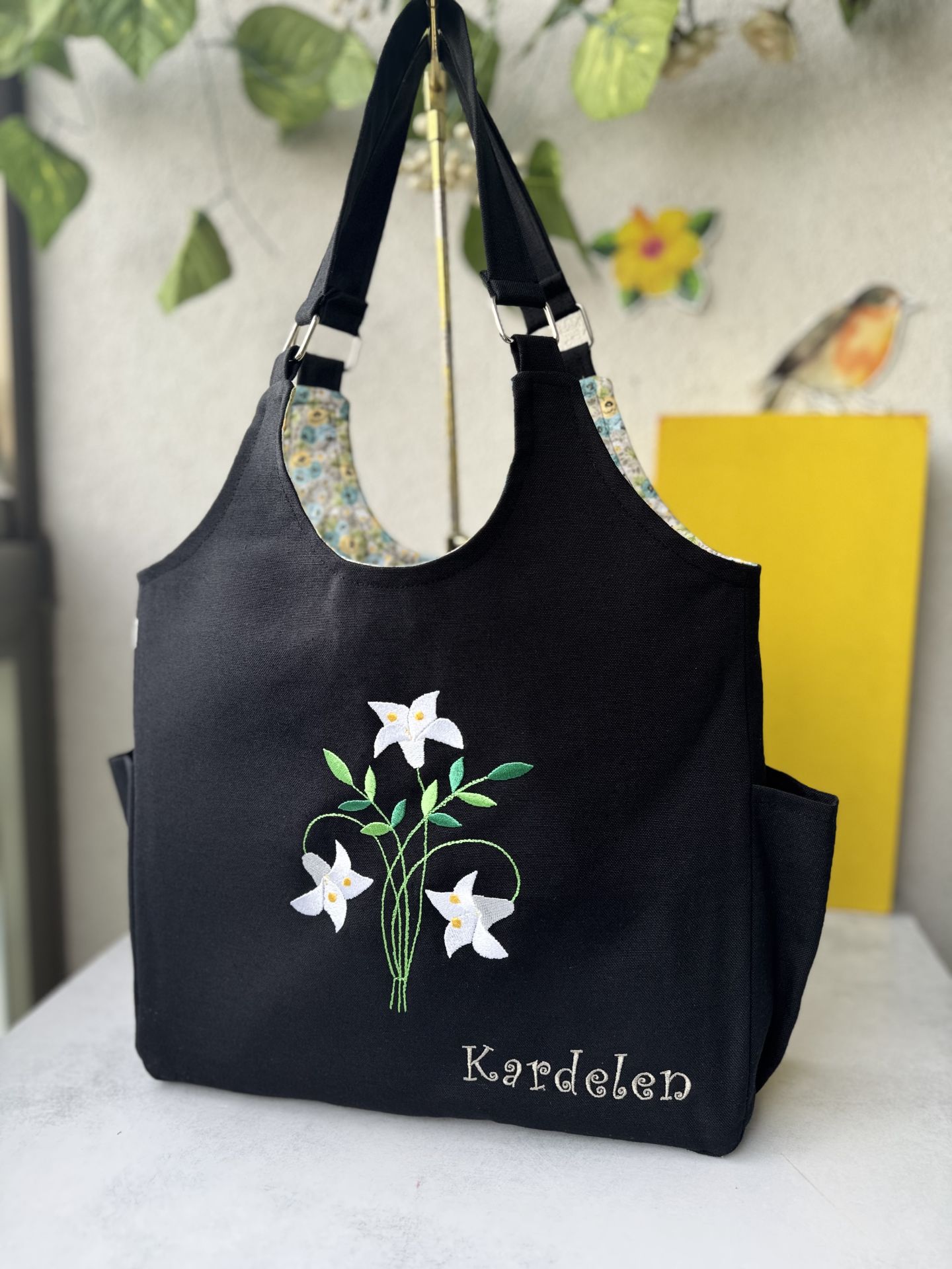 Siyah Kardelen Çiçeği Nakışlı Omuz Çantası