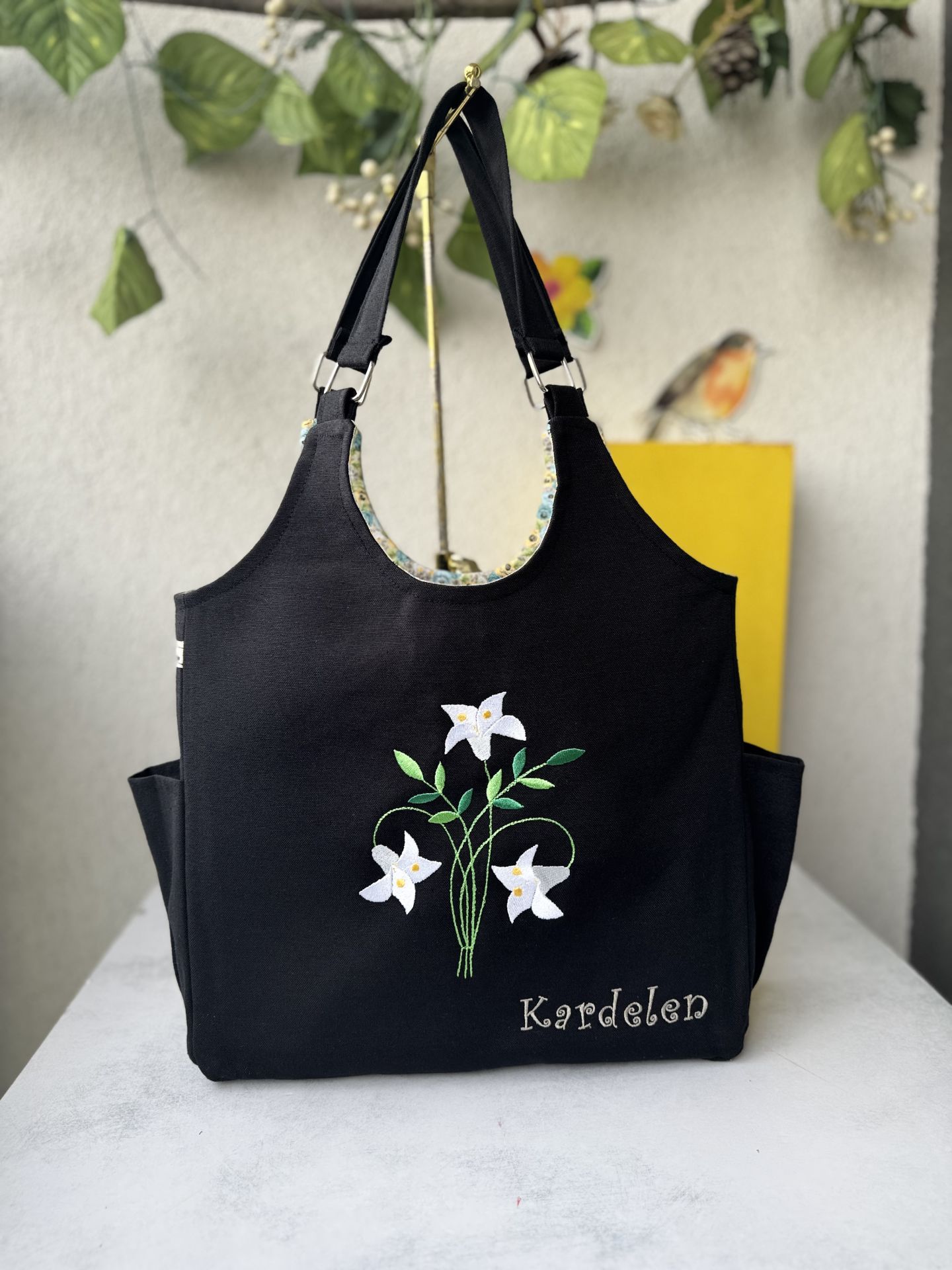Siyah Kardelen Çiçeği Nakışlı Omuz Çantası