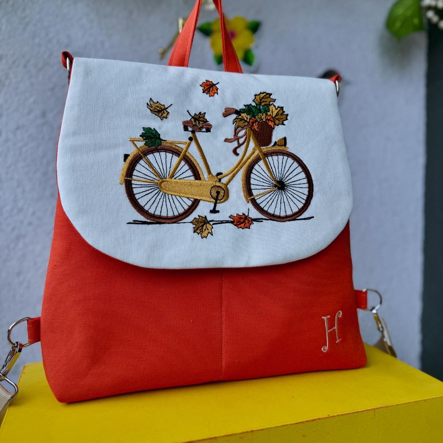 Turuncu Bisiklet Nakışlı H Harfli Sırt Çantası