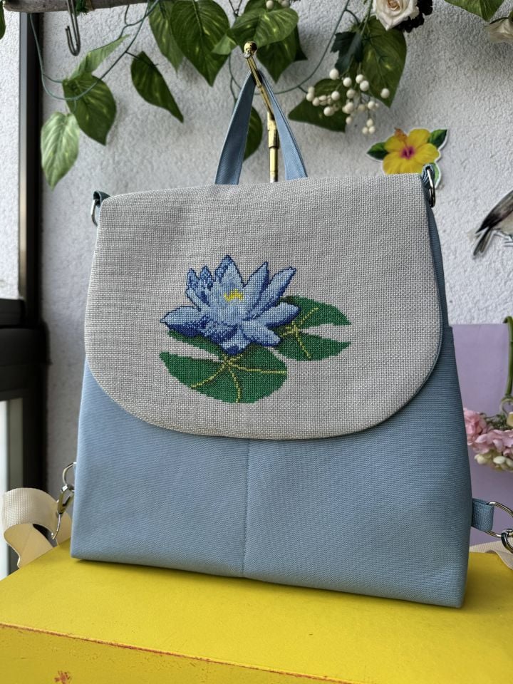 Mavi Nilüfer Çiçeği Kanaviçe İşlemeli Sırt Çantası