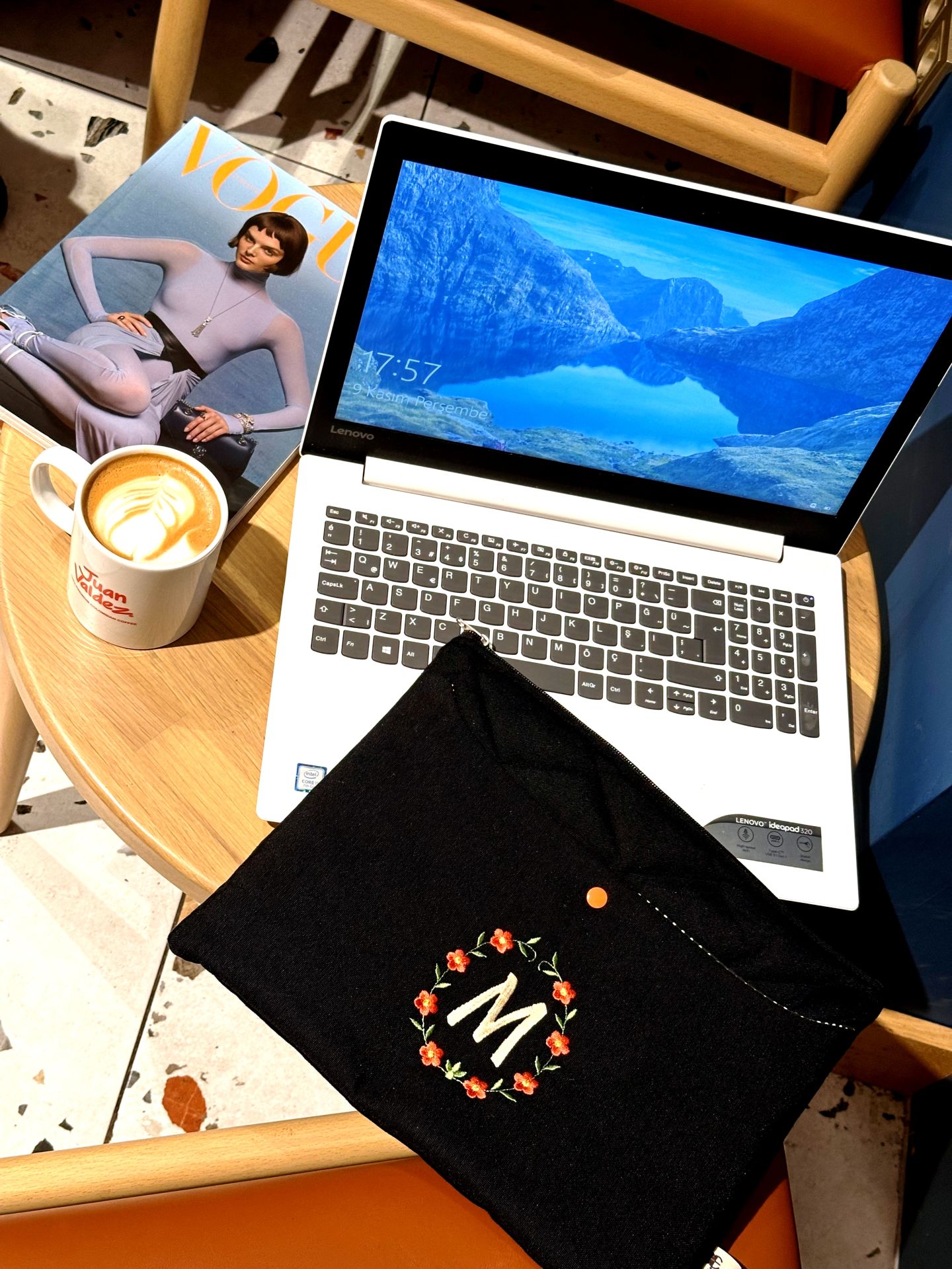 Siyah M Harfli 13 inch Laptop Çantası