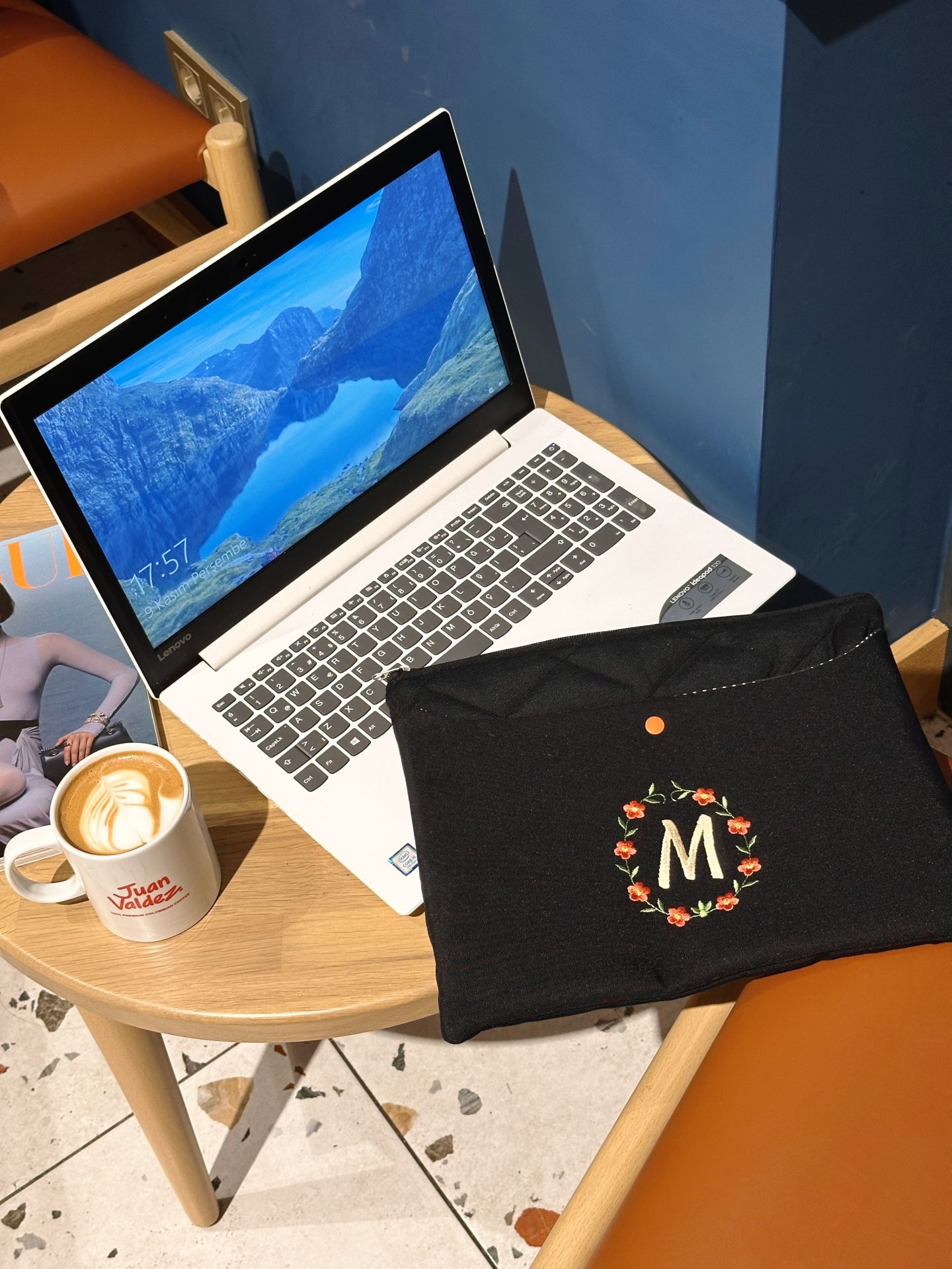 Siyah M Harfli 13 inch Laptop Çantası